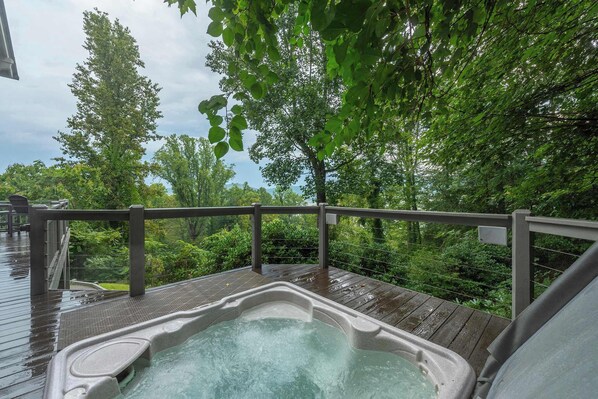 Outdoor spa tub