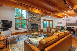 TV, peis, stereoanlegg og kontorer