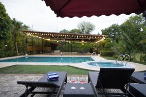 Una piscina al aire libre