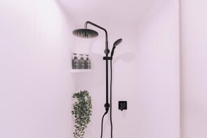 Room - Minimalist Loft 5: Namba Compact Studio & 24/7 Gym (Osaka)