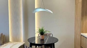 Departamento Deluxe, balcón, vista a la ciudad | Comedor