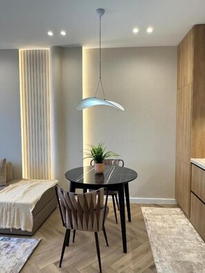 ดีลักซ์อพาร์ทเมนท์, ระเบียง, วิวเมือง | ห้องรับประทานอาหาร