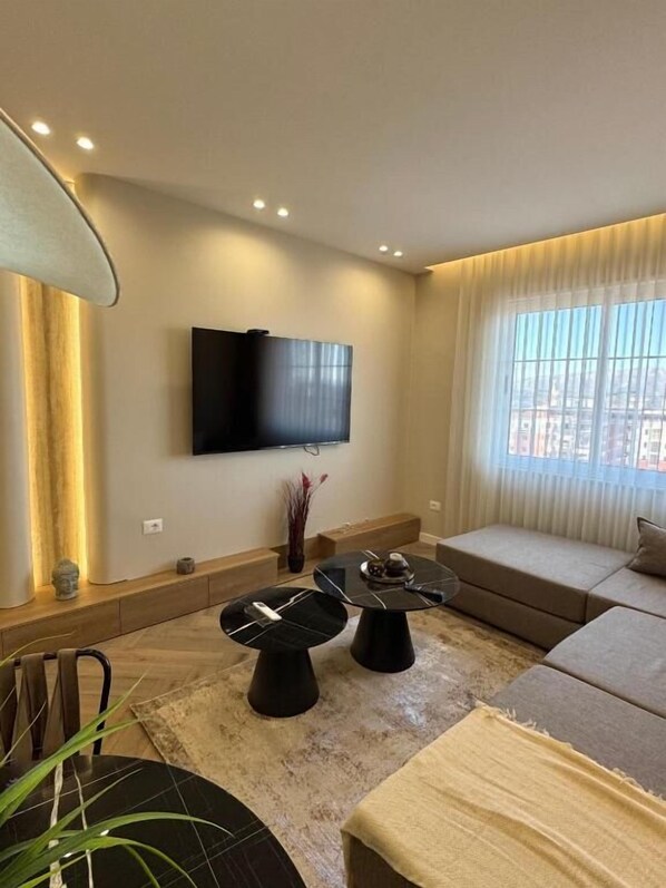 Deluxe appartement, balkon, uitzicht op stad | Woonkamer