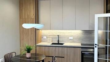 Departamento Deluxe, balcón, vista a la ciudad | Cocina privada | Tetera eléctrica