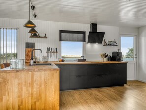 Kühlschrank, Mikrowelle, Geschirrspüler, Kochgeschirr/Geschirr/Besteck