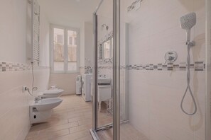 Shower, hair dryer, bidet, towels