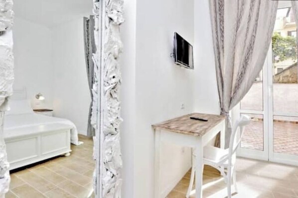 2 bedrooms, iron/ironing board, internet, bed sheets