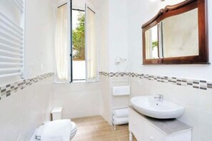 Douche, séchoir à cheveux, bidet, serviettes fournies