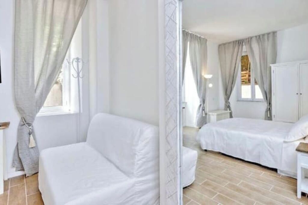 2 quartos, ferros/tábuas de passar roupa, acesso à internet