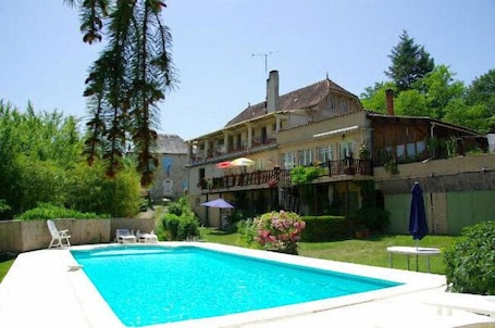 Exterior. La Bonne Auberge