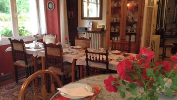 Desayuno con opciones de la cocina local incluido todos los días