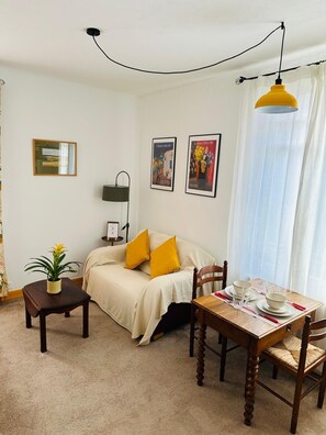 Appartement Deluxe, vue piscine | Coin séjour | TV connectée de 32 pouces avec chaînes par câble, Netflix, Hulu