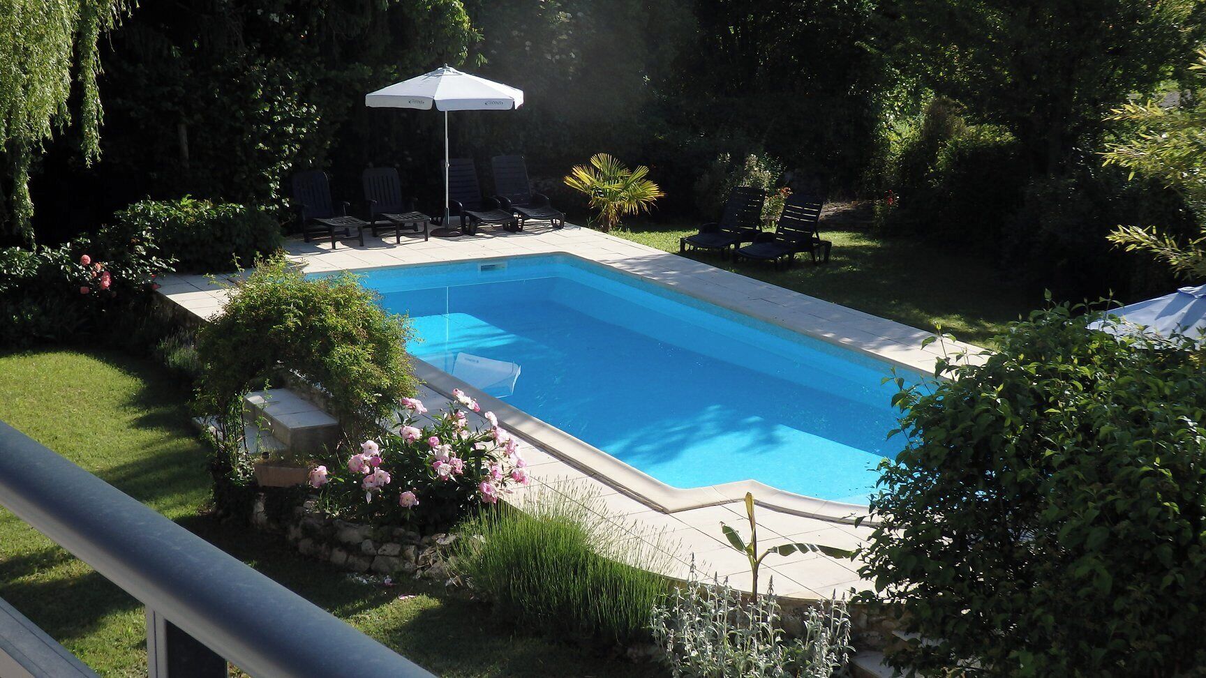 Una piscina al aire libre de temporada