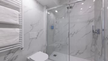 Moscova 1 | Badkamer | Een douche, gratis toiletartikelen, een haardroger, pantoffels