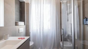 Moscova 2 | Bilik Mandi | Pancuran mandi, kelengkapan dandanan diri percuma, pengering rambut