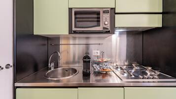 Donatello | Private kitchen | Full-size fridge, microwave, oven, stovetop