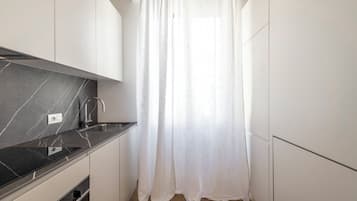 Moscova 2 | Private kitchen | Full-size fridge, microwave, oven, stovetop