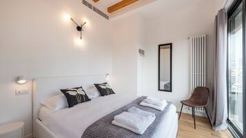 Moscova 1 | Peti besi dalam bilik, langsir/tirai gelap terus, kalis bunyi