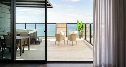 Luxury Penthouse w/ Jacuzzi & Sea View | Mamad