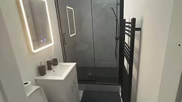 Shower, free toiletries, towels