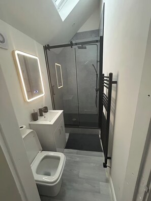 Shower, free toiletries, towels