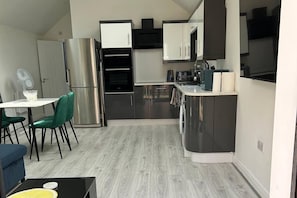 Refrigerador, microondas, horno, placa de cocina