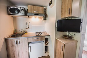 Refrigerador, microondas, parrilla de estufa y cafetera y tetera 