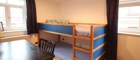 3 habitaciones, tabla de planchar con plancha, internet y ropa de cama