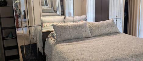 1 habitación, tabla de planchar con plancha, internet y ropa de cama