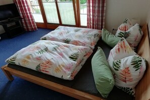 4 bedrooms, iron/ironing board, free WiFi, bed sheets