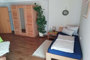 4 bedrooms, iron/ironing board, free WiFi, bed sheets