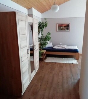 4 bedrooms, iron/ironing board, internet, bed sheets