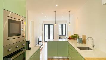 Køleskab, mikrobølgeovn, ovn, kogeplade