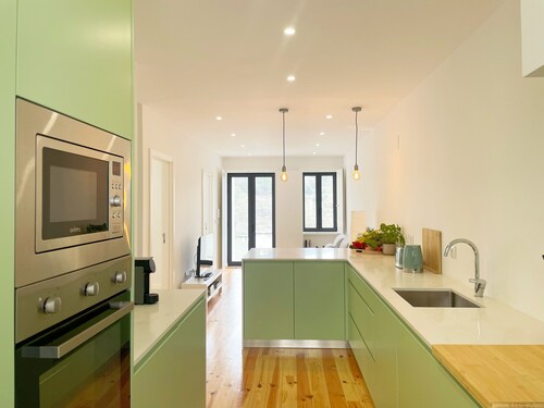 Apartment in the former working-class neighborhood linked to the wool industry. The bright living room and decor featuring burel pieces evoke the city's history. A fully equipped kitchen, two comfortable bedrooms, and  ensure an autentic stay.