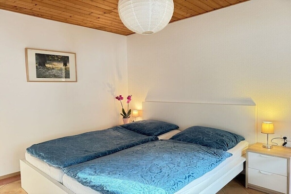 2 chambres, fer et planche à repasser, lit de bébé portatif