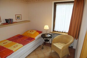2 bedrooms, iron/ironing board, travel cot, free WiFi