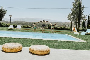 A pool area with lounge chairs and a view of mountains. - ★★★ By booking directly with Donno, you benefit from better conditions, exclusive offers, and a meticulously planned experience. ★★★<br>FREE BREAKFAST (Covilhã -Peso)