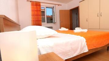 1 bedroom, travel cot, free WiFi