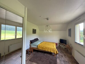 3 dormitorios, escritorio, tabla de planchar con plancha y cuna de viaje