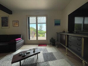 Una Smart TV, una chimenea