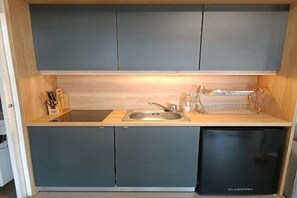 Réfrigérateur, plaque de cuisson, lave-vaisselle, cafetière/bouilloire