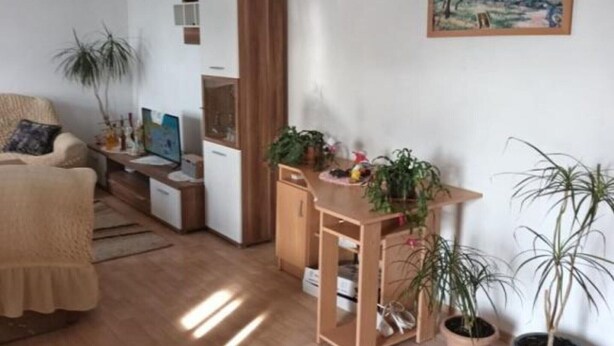 A compact living space with a kitchenette, a dining area, and a bed. - Spacious & Cozy Apartments Dugi Rat (Dugi Rat)