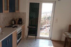 Fridge, oven, stovetop, coffee/tea maker