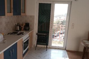 Fridge, oven, stovetop, coffee/tea maker