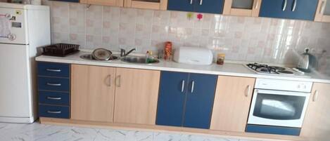 Réfrigérateur, four, plaque de cuisson, cafetière/bouilloire