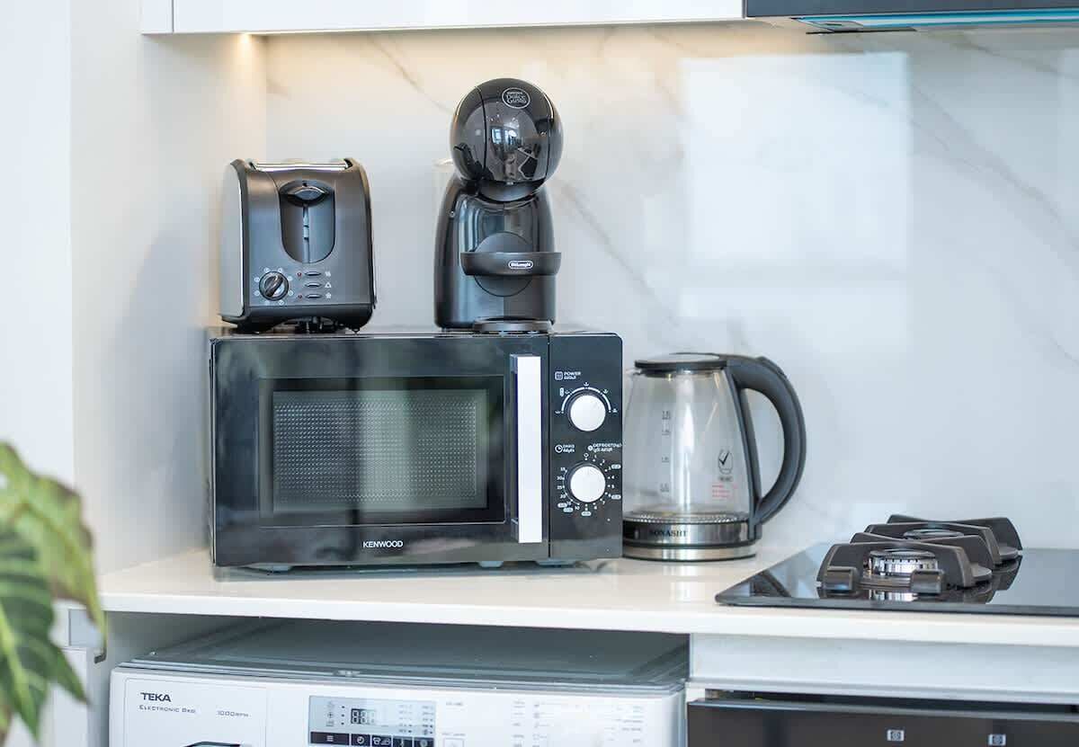 Wasserkocher mit Kaffee-/Teezubehör, Kühlschrank, Mikrowelle, Ofen
