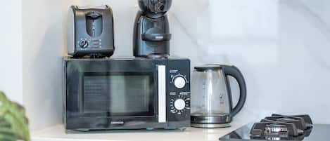 Cafetière/bouilloire, réfrigérateur, micro-ondes, four
