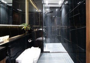 Shower, hair dryer, shampoo - JVC Apartment W Pool Gym & Secure Parking (Dubai)