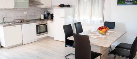 Kjøleskap, mikrobølgeovn, ovn og kokeplater