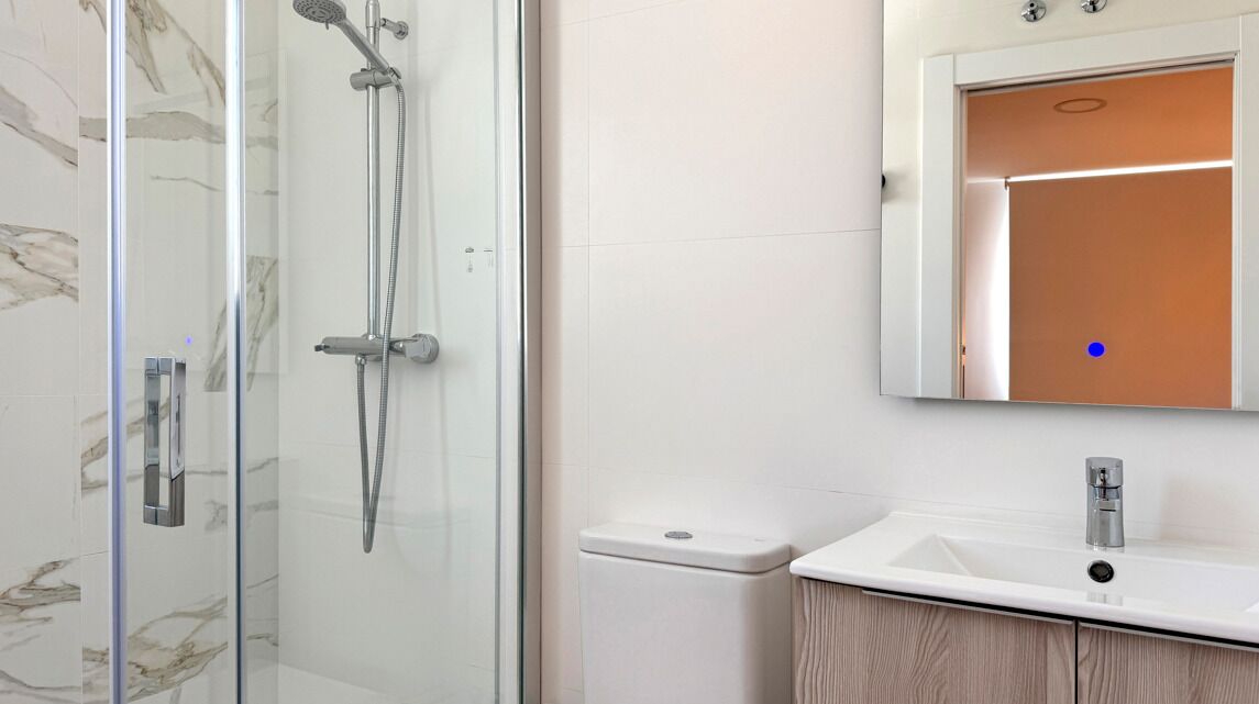 Lägenhet Deluxe - utsikt mot poolen | Badrum | Dusch, hårtork, handdukar och tvål